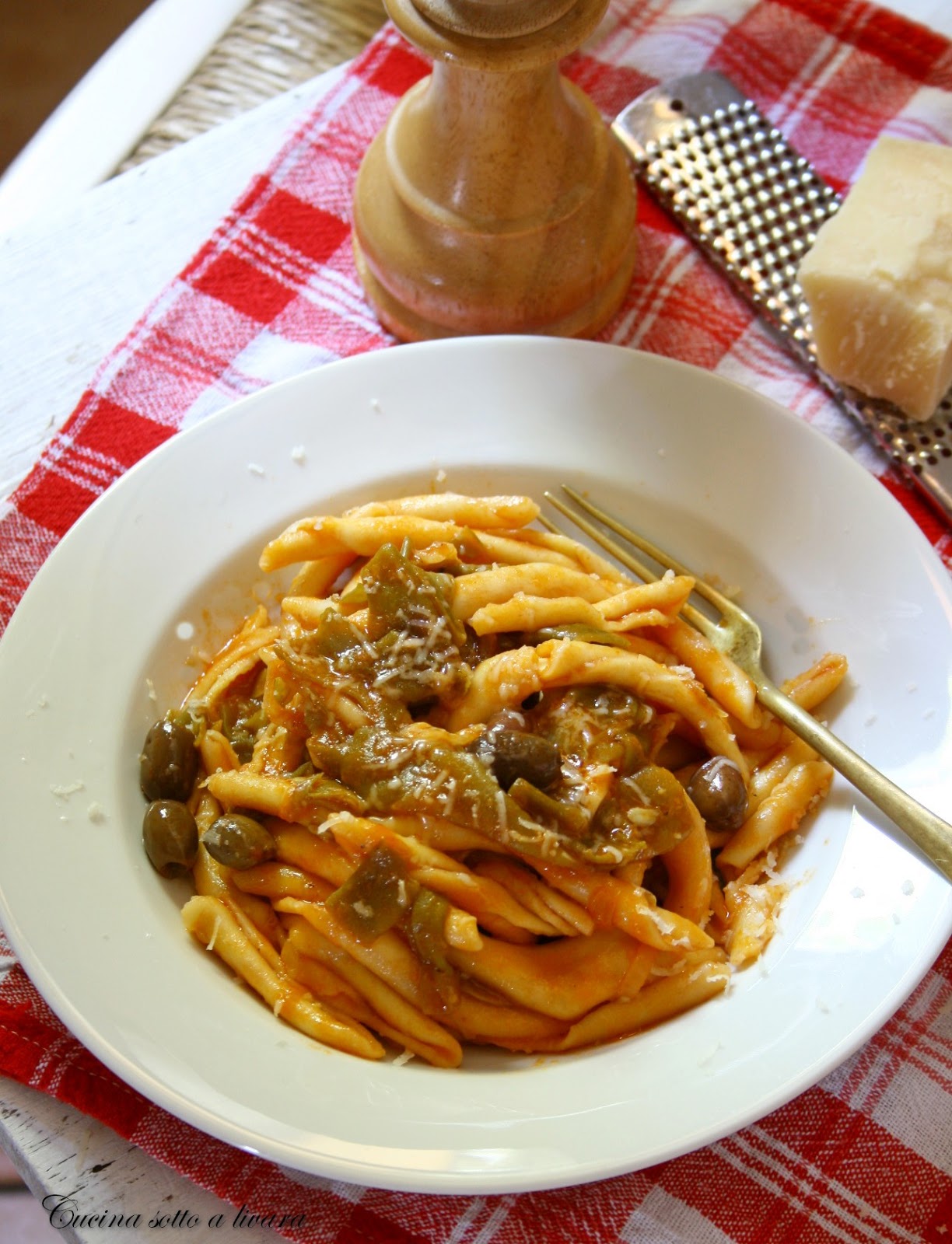 Maccheroni al ferretto con taccole e taggiasche