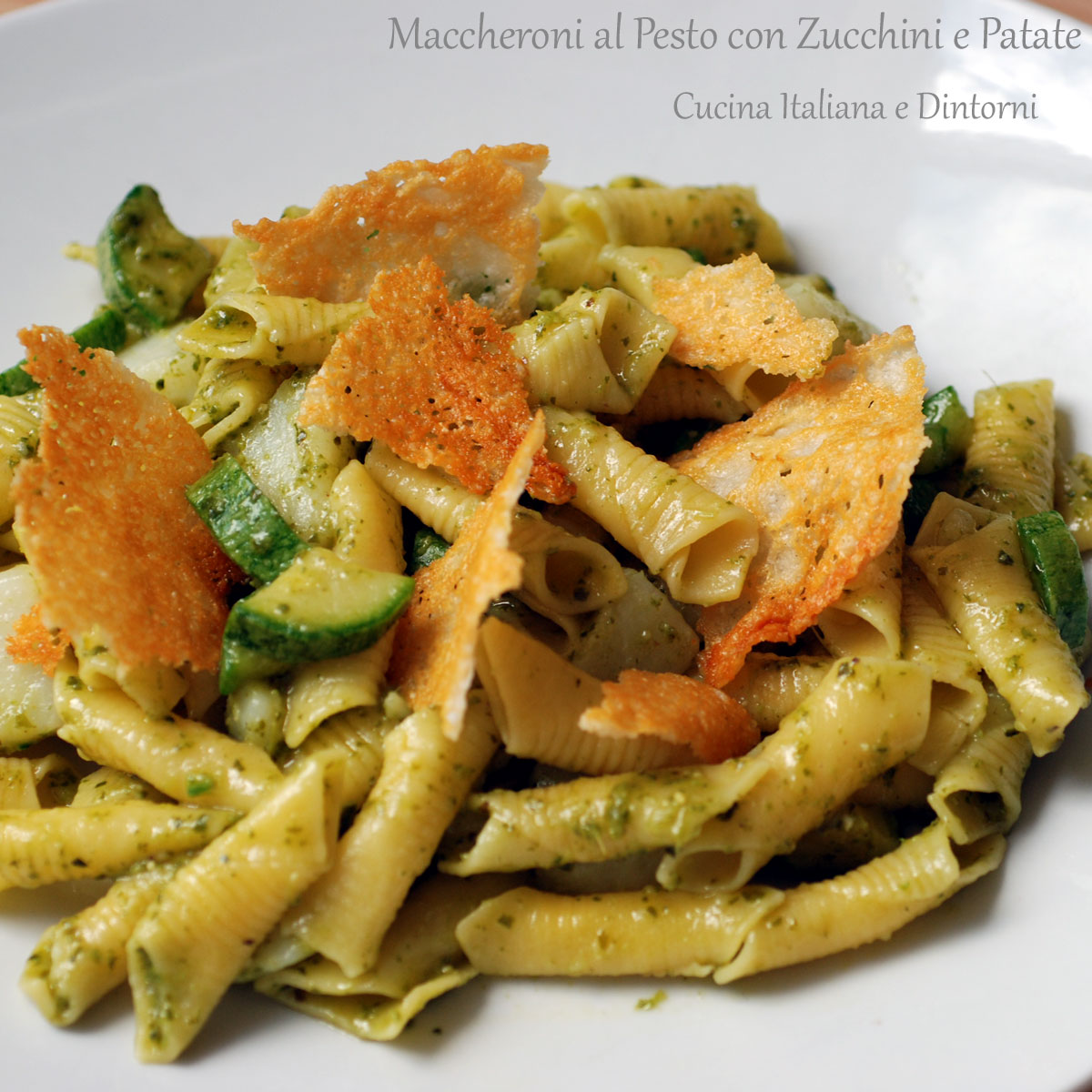 Maccheroni al pesto con patate, zucchine e chips di parmigiano