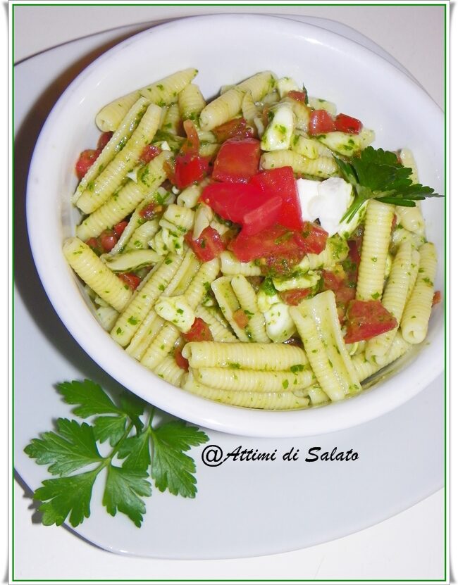 Maccheroni al pettine in salsa di prezzemolo con provola e pomodoro