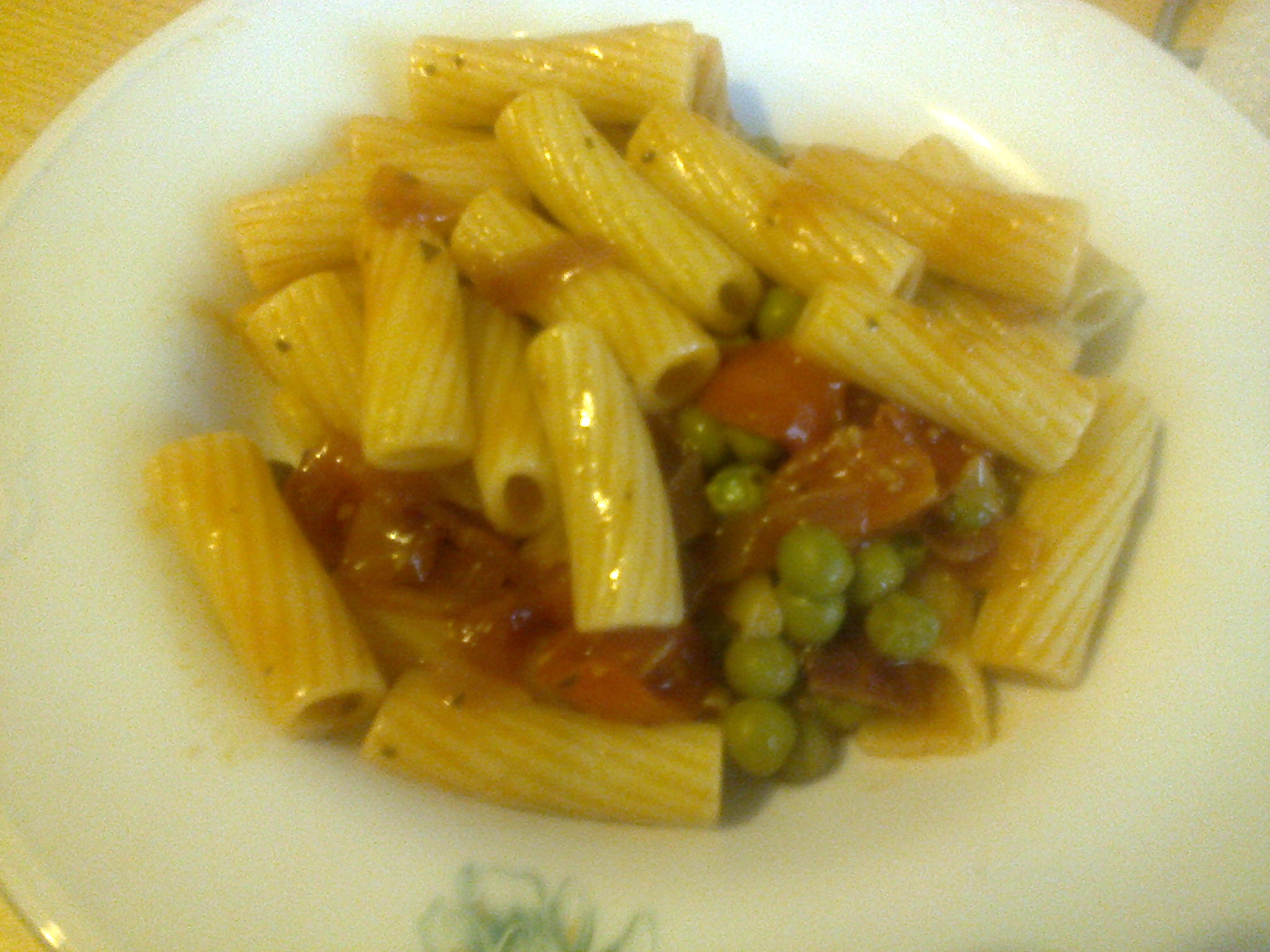 Maccheroni al pomodoro e piselli