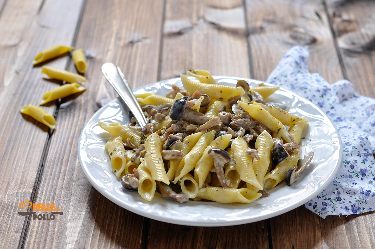 Maccheroni alla norcina con salsiccia e funghi