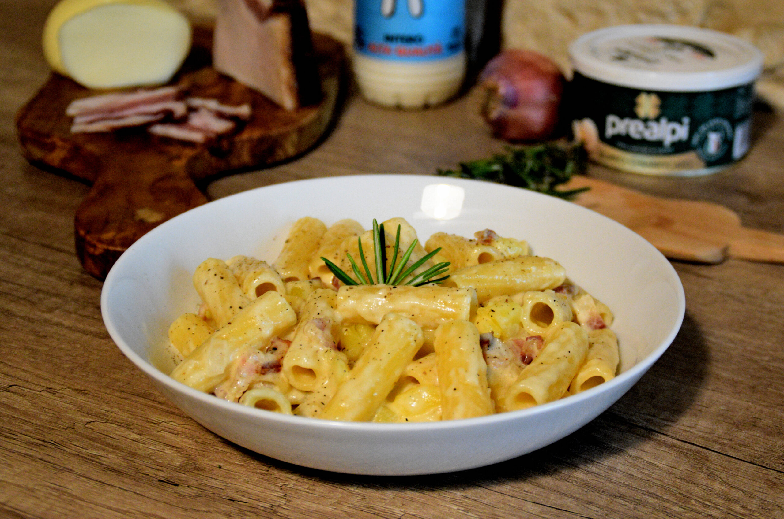 Maccheroni con crema di scamorza, patate e pancetta