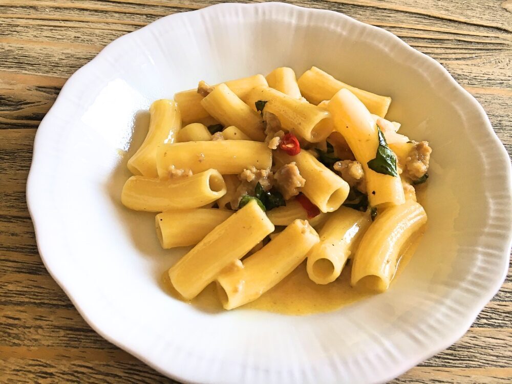 Maccheroni con salsiccia e crema di grana e uova