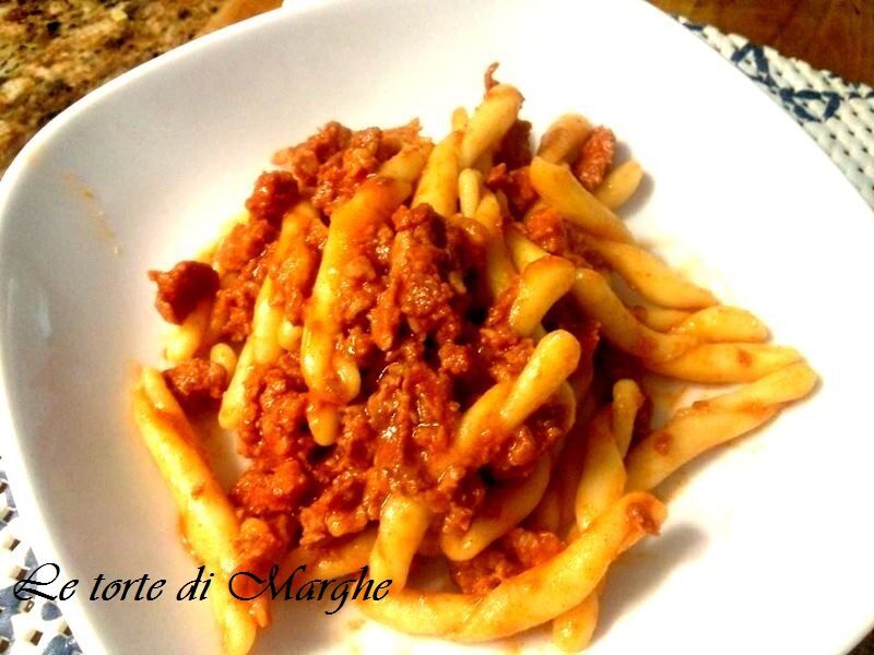 Maccheroni con salsiccia lucanica lucana