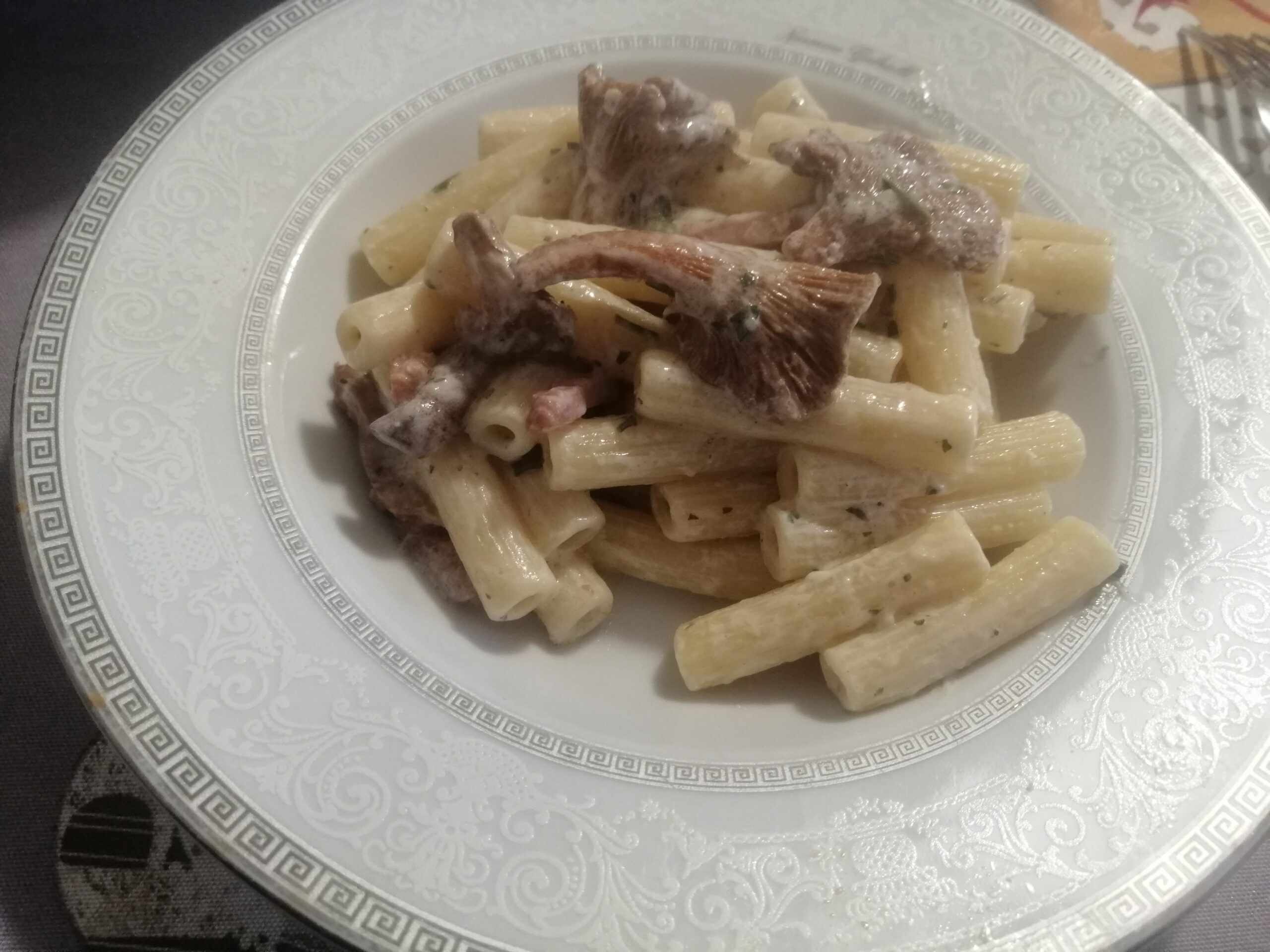 Maccheroni con speck e finferli