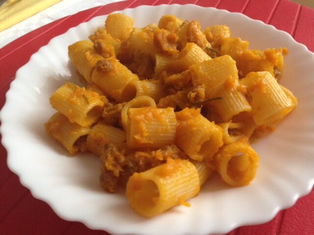 Maccheroni con zucca e salsiccia