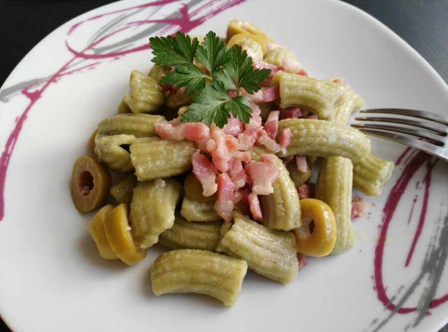 Maccheroni di spinaci con pancetta e olive