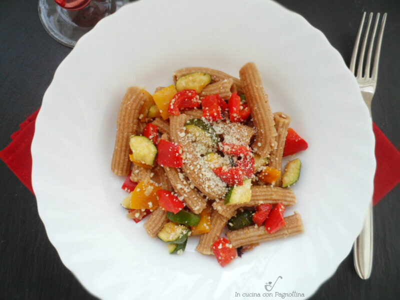 Maccheroni integrali con zucchine e peperoni
