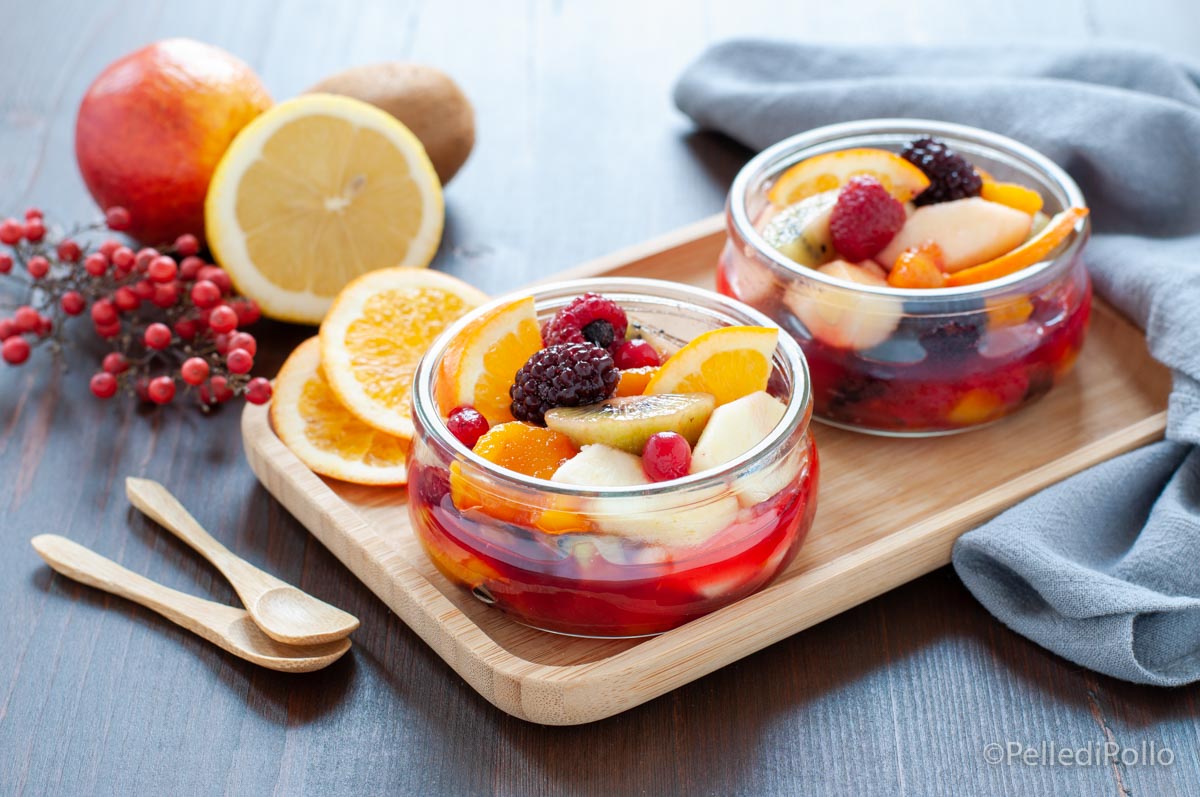 Macedonia con mango, arancia e frutti di bosco