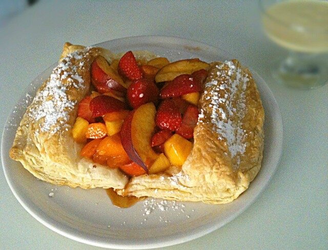 Macedonia di frutta fresca su cuscino di sfoglia