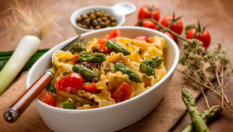Mafalde con punte di asparagi e pomodorini , un piatto light