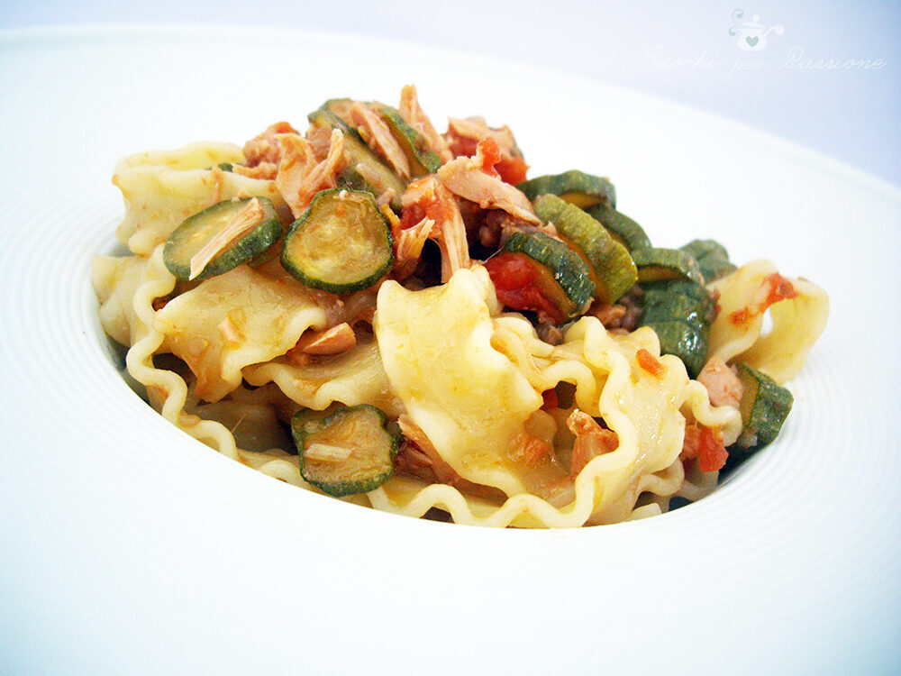 Mafalde con zucchine, pomodorini e tonno