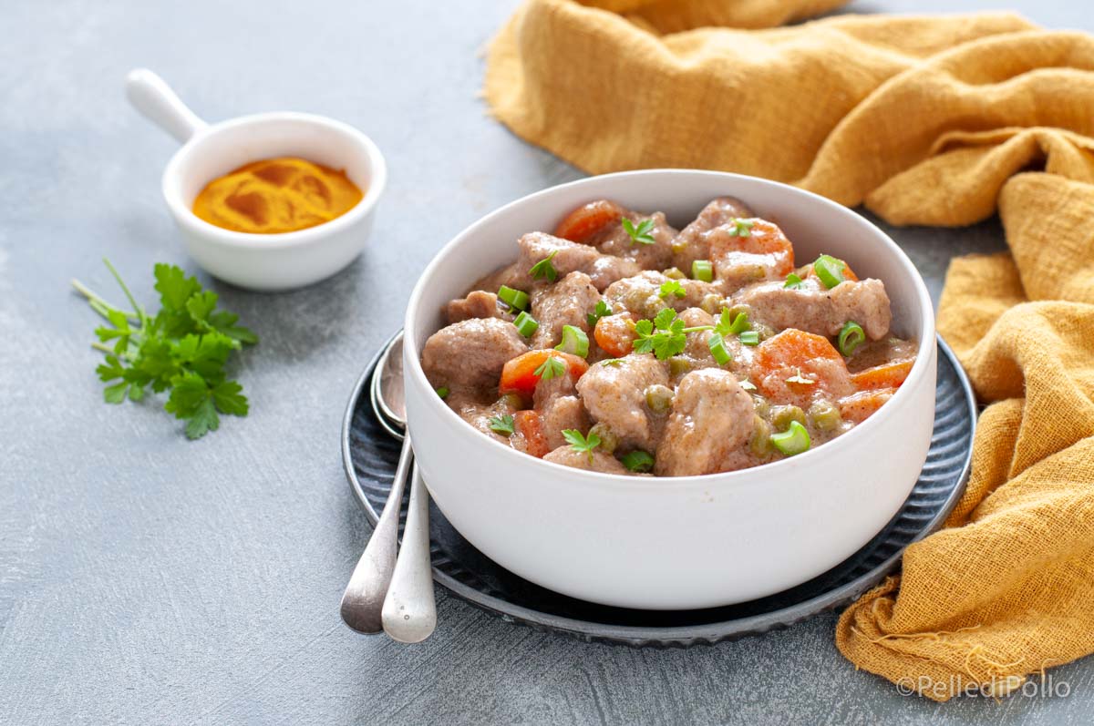 Maiale al curry con verdure e latte di cocco
