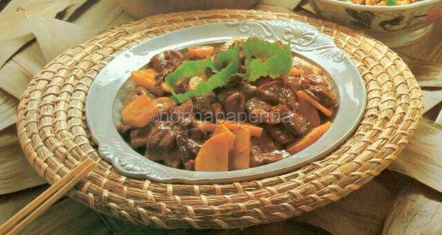 Maiale con funghi e germogli di bambu