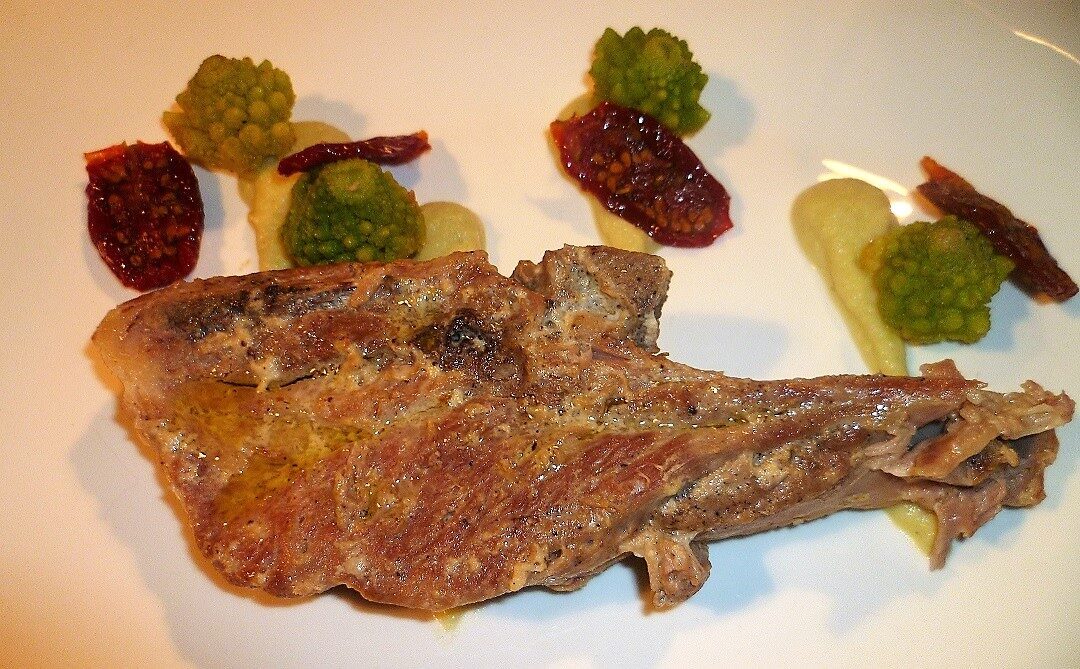 Maialino al latte su crema di cavolfiore