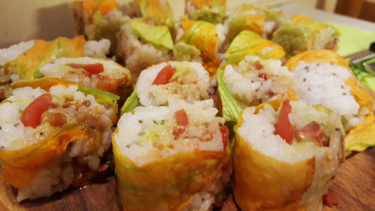 Maki con fiori di zucca e avocado