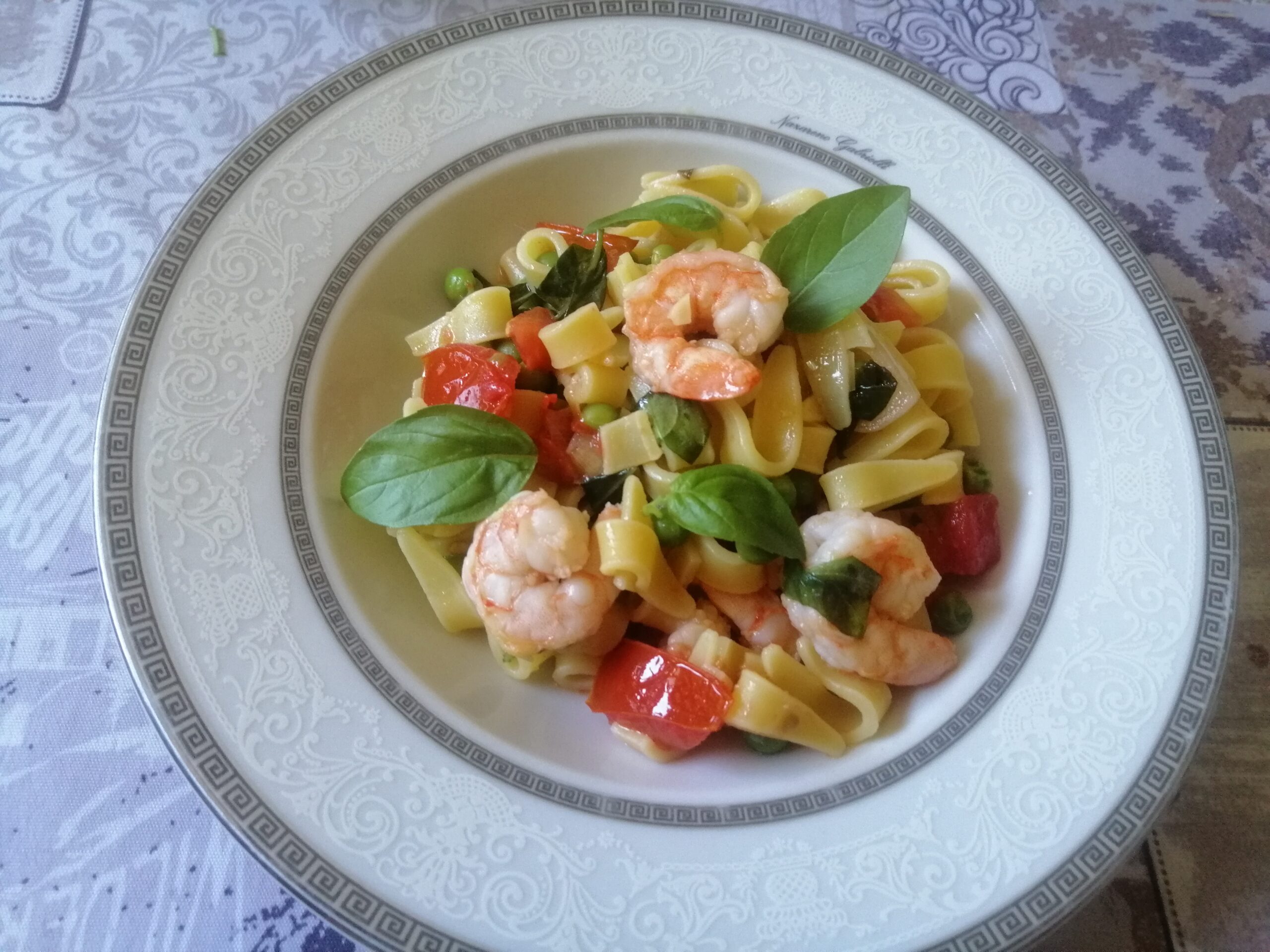 Maltagliati con gamberi e piselli