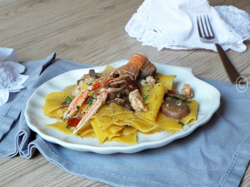 Maltagliati con scampi e funghi