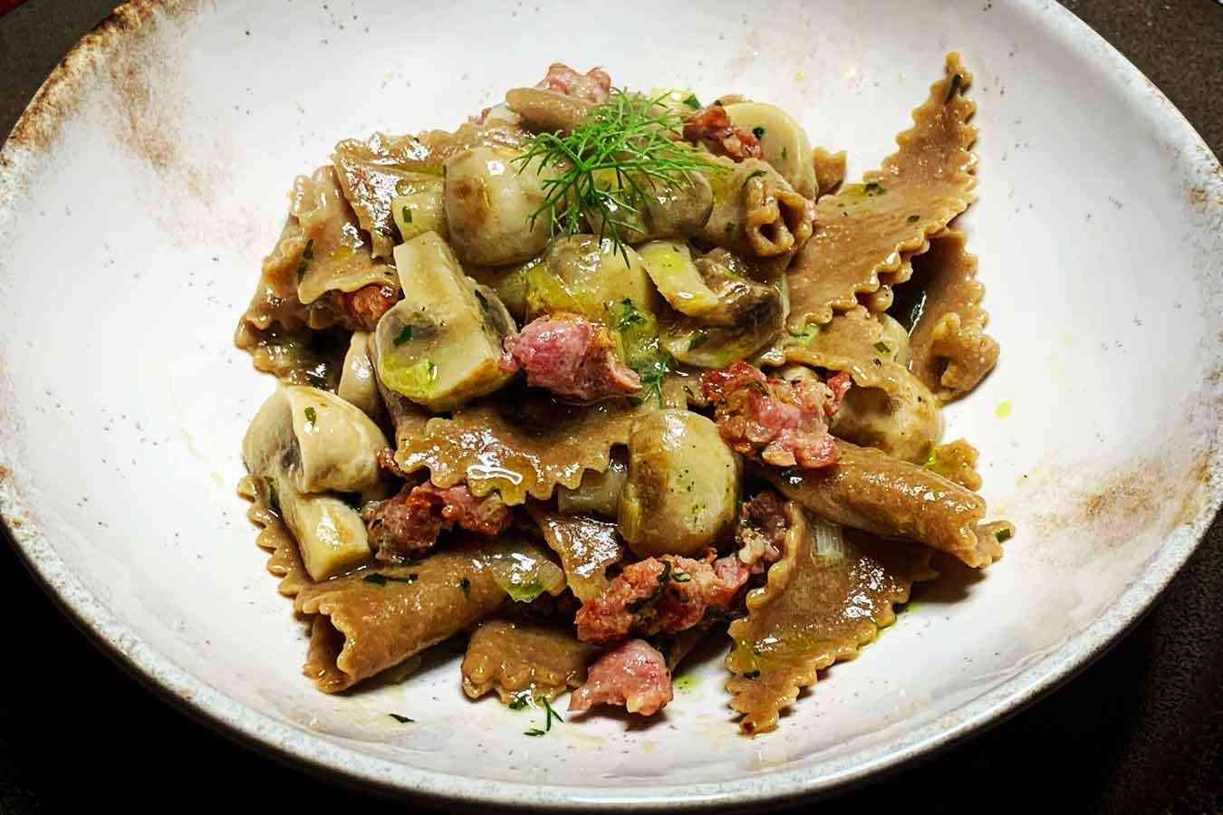 Maltagliati di castagne, salsiccia e funghi