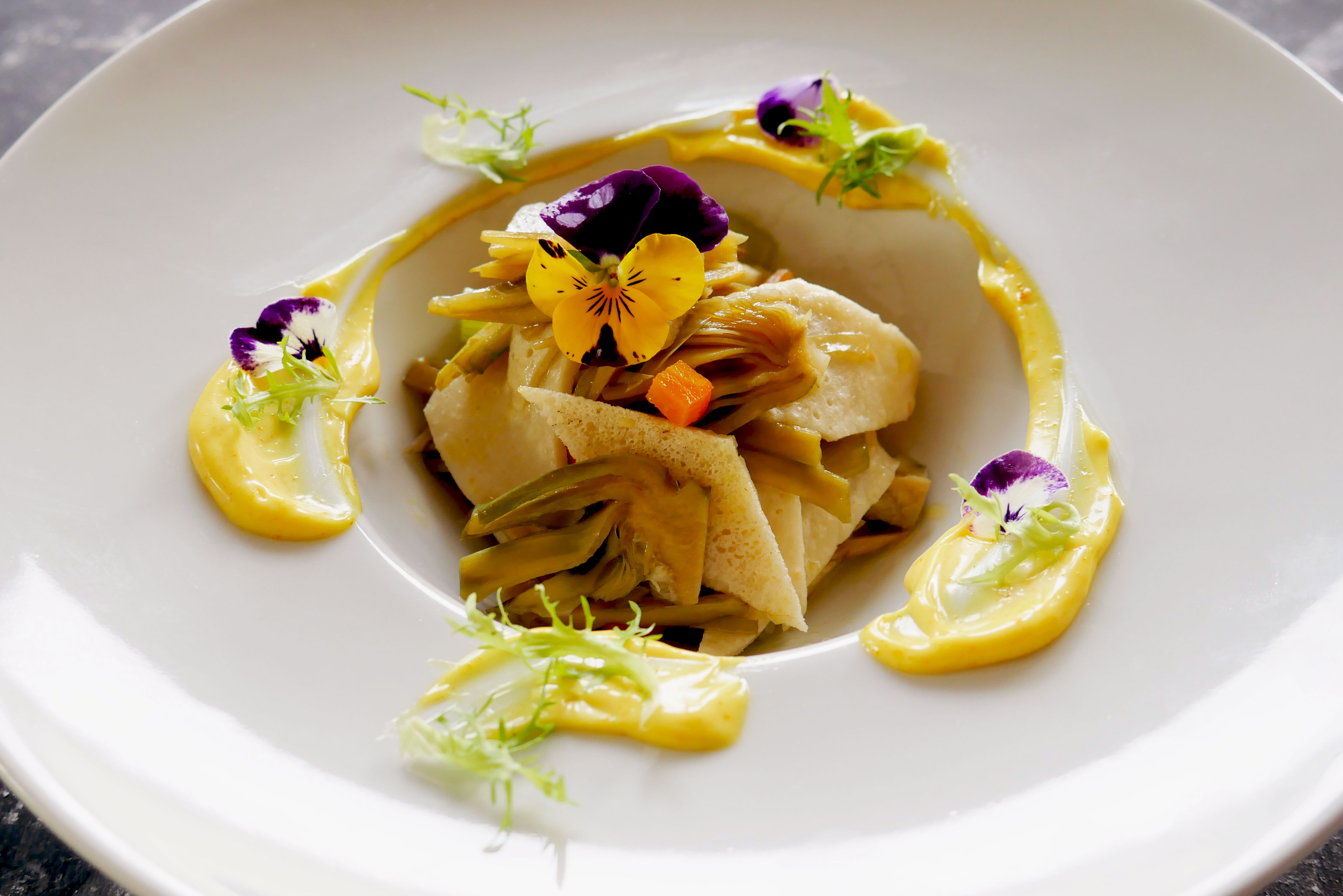Maltagliati di  crêpes  con carciofi guarniti con crema di riso alla curcuma