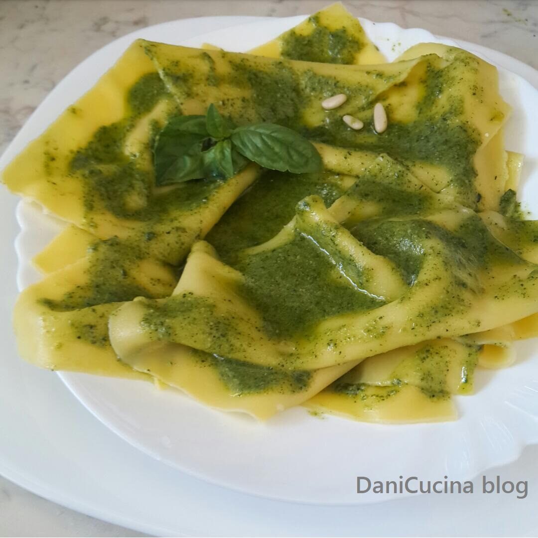 Mandilli de Saea – (fazzoletti di seta al pesto genovese)