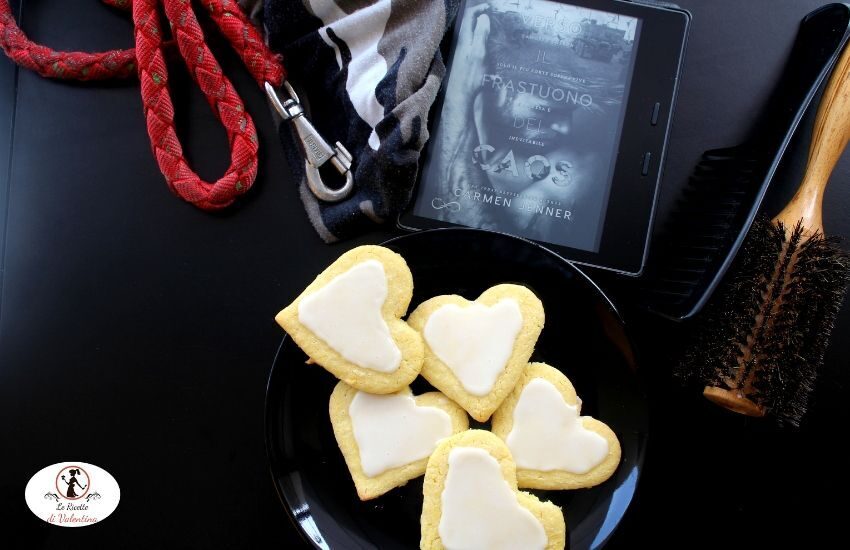 Mangia cio` che leggi 137: cuori glassati ispirati da “verso il frastuono del caos” di carmen jenner