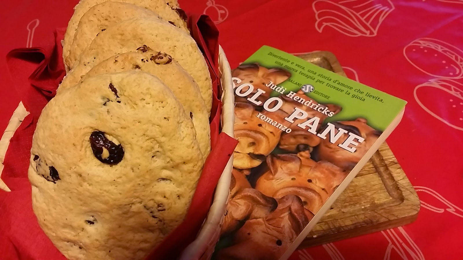 Mangia cio’ che leggi # 18: focaccine dolci alle noci pecan e mirtilli rossi da “solo pane” di judy hendricks