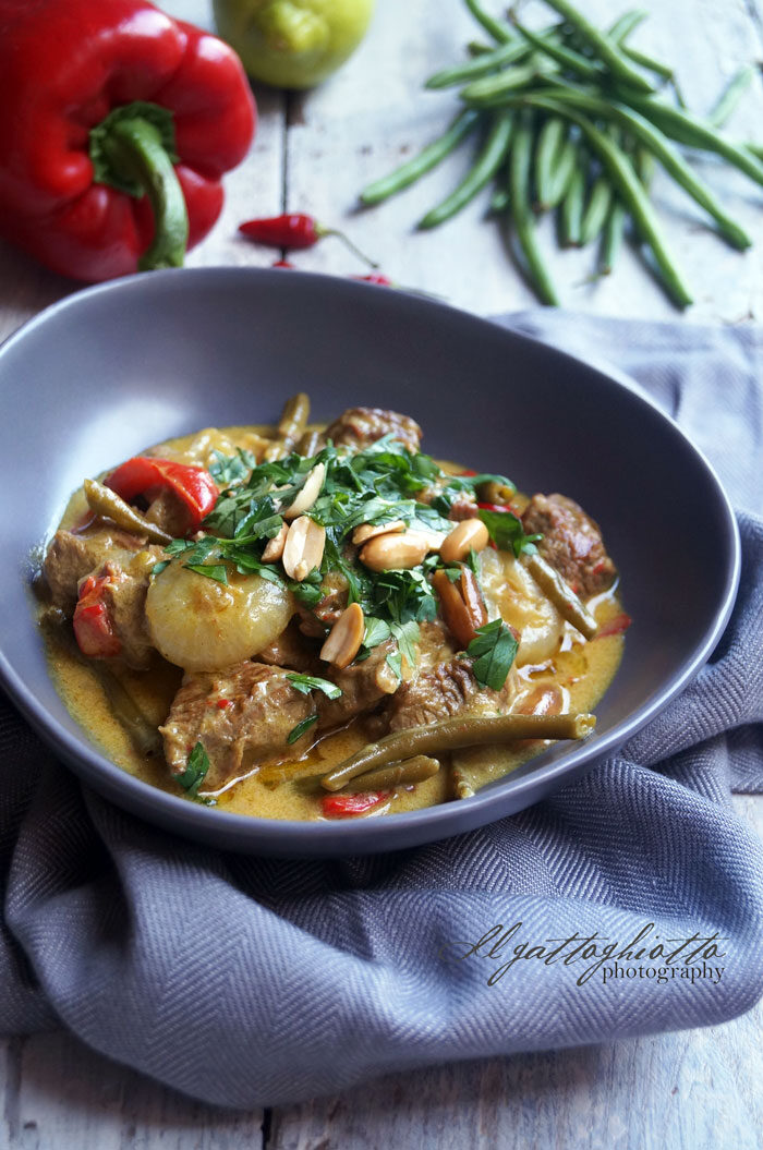 Manzo con curry rosso, latte di cocco e verdure