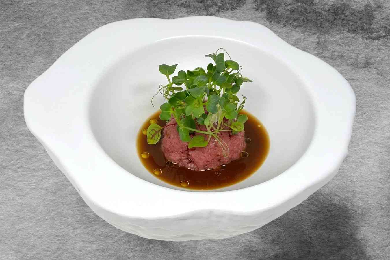 Manzo, dashi di cipollotto e germogli