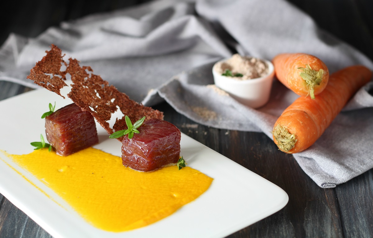 Manzo marinato a secco con sorgo e ketchup di carote