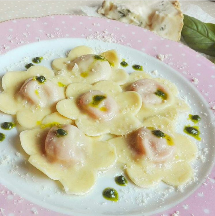 Margherite di patate in rosa, con gorgonzola e basilico