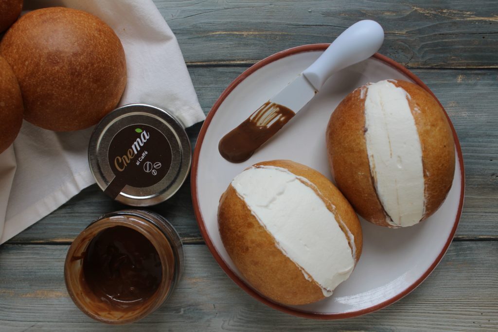 Maritozzi con la panna e crema di mandorle e caffè