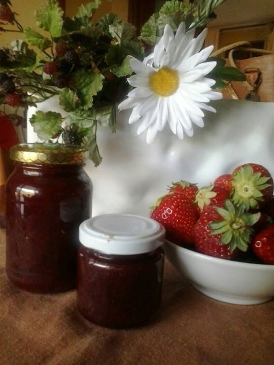 Marmellata ai frutti rossi: fragole, ribes rosso  e arance rosse