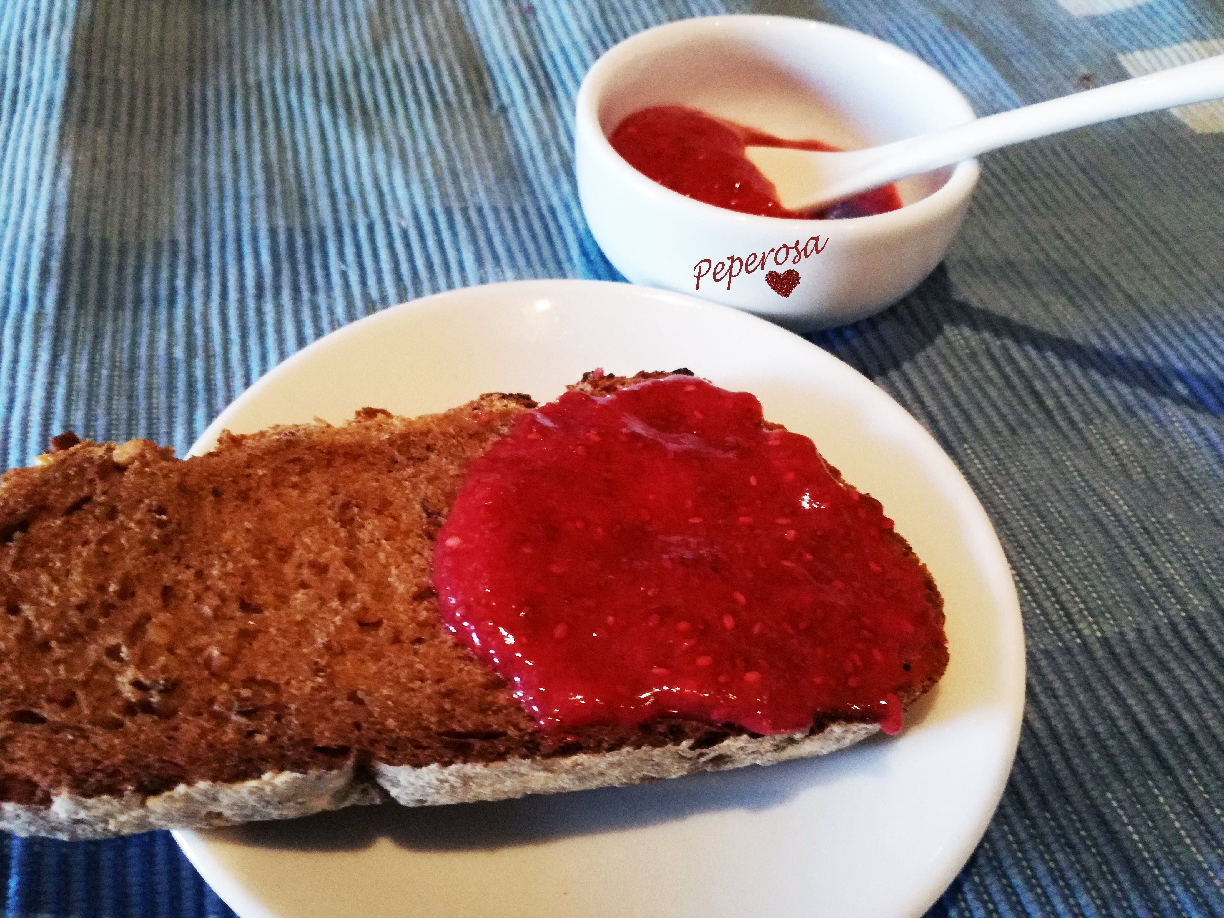 Marmellata di fragole con i semi di chia