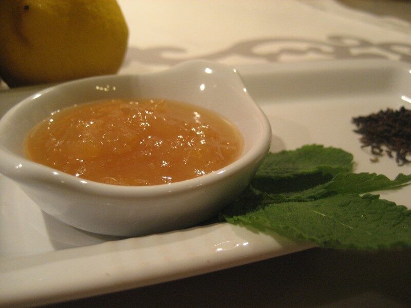 Marmellata di limoni, tè darjeeling e foglie di menta