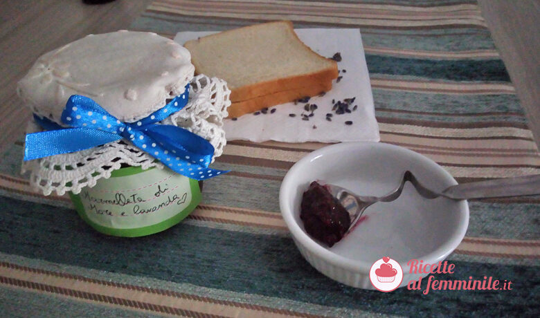 Marmellata di more con bimby al profumo di lavanda