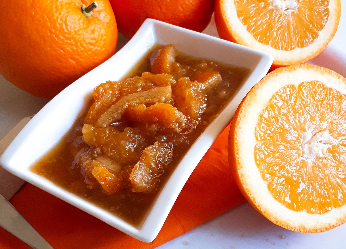 Marmellata sugosa di arance a fette