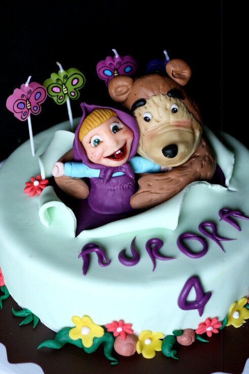 Masha e orso e la torta di compleanno di aurora