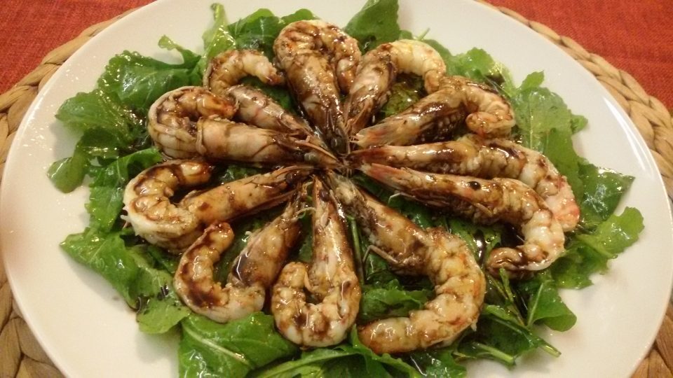 Mazzancolle su letto di rucola con riduzione di aceto balsamico