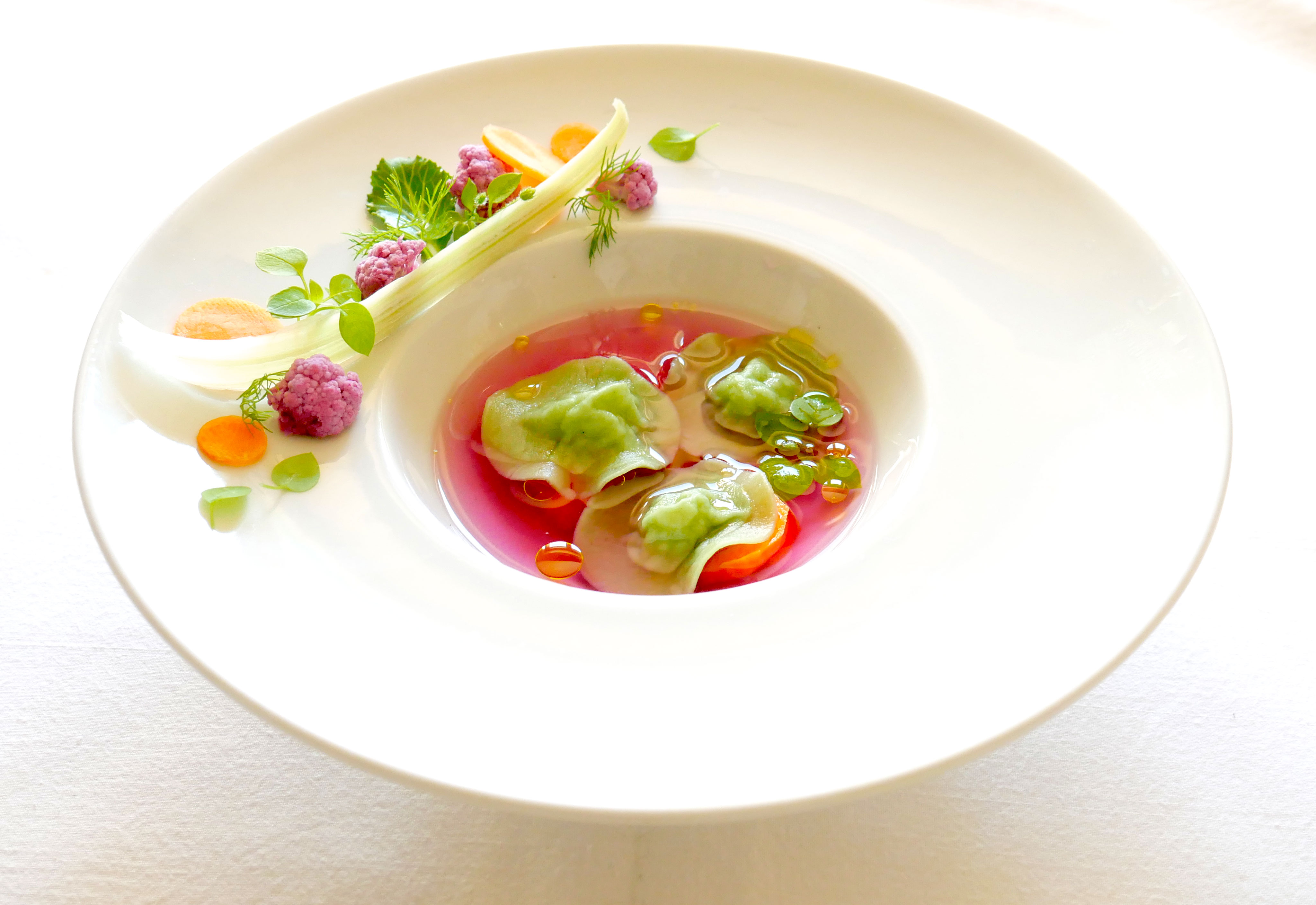 Medagliette, colorate con alga spirulina, in brodo di rape rosse