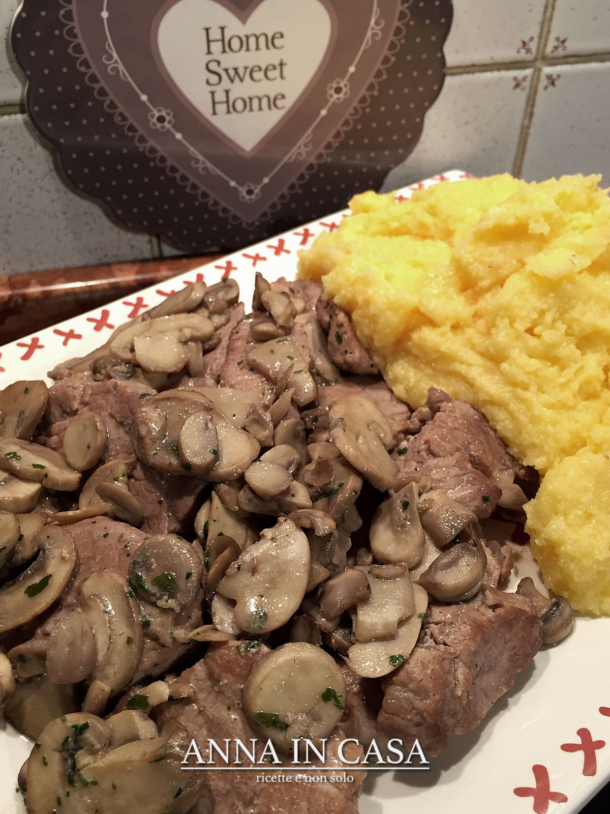 Medaglioni di filetto di maiale con in funghi con polenta