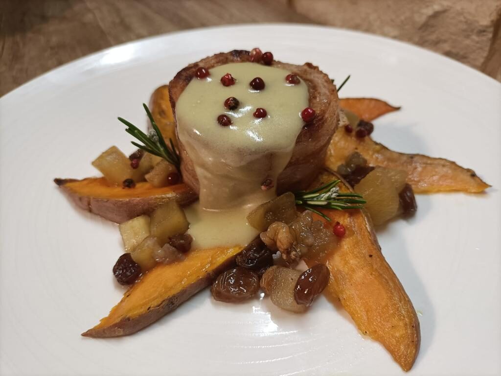 Medaglioni di filetto di maiale in padella con salsa roquefort, patate dolci e chutney di mele e noci