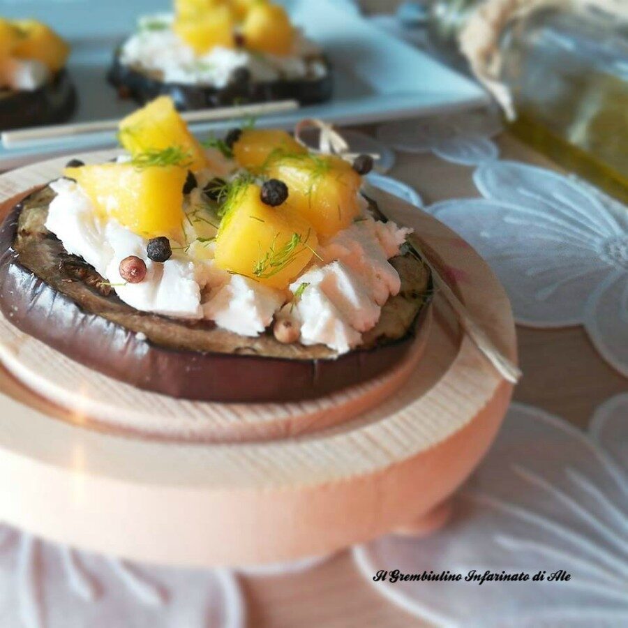 Medaglioni di melanzane con caprino e mango
