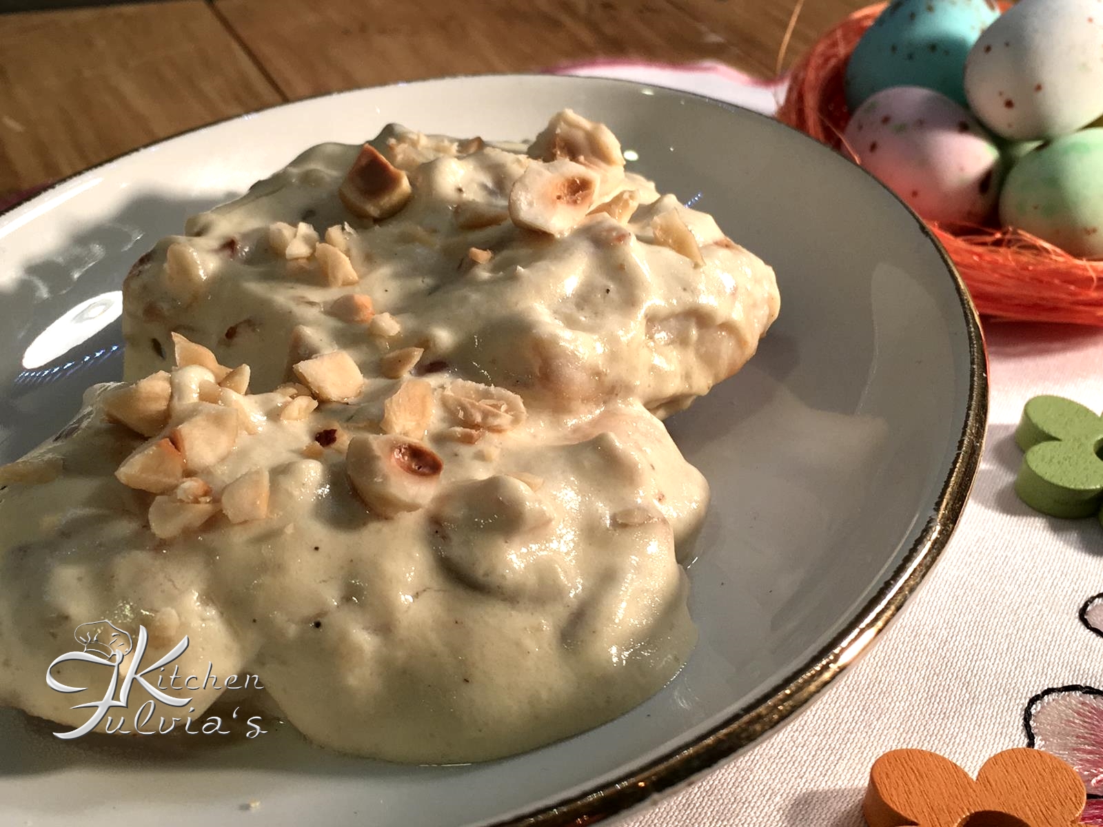 Medaglioni di pollo con panna, senape e nocciole
