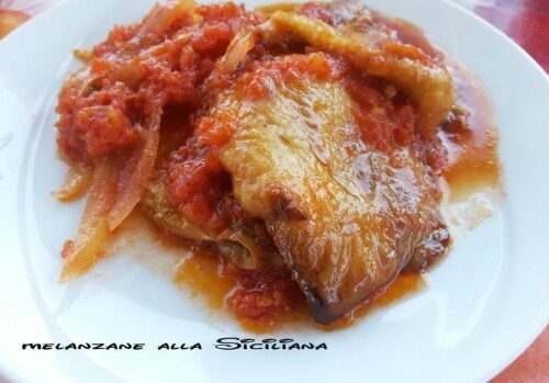 Melanzana e cipolla con salsa fresca