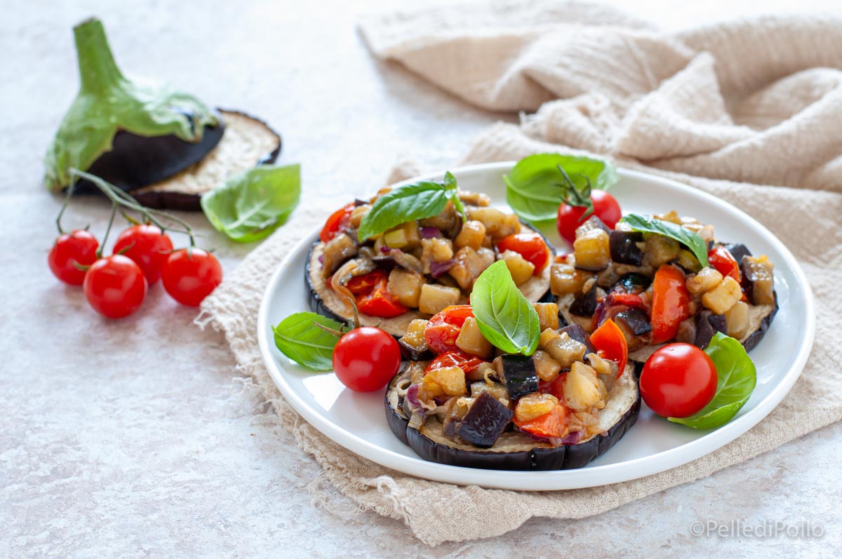 Melanzane a fette con pomodori e basilico