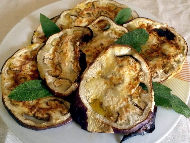 Melanzane al forno, salvia olio condito, con origano e aglio..