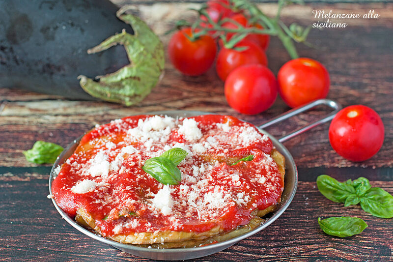Melanzane alla siciliana con salsa di pomodoro