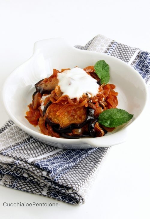 Melanzane, cipolle e yogurt
