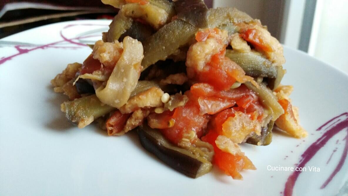 Melanzane con pane raffermo e pomodori